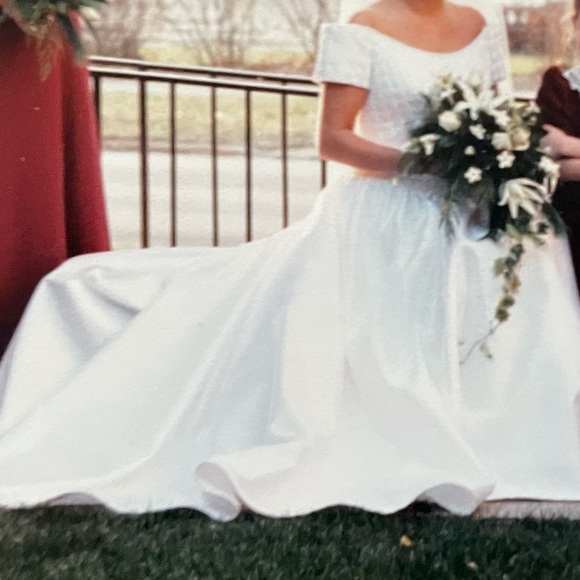 Silk Wedding dress and veil. - Picture 6 of 10